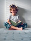 Смішний хлопчик читає книгу — стокове фото