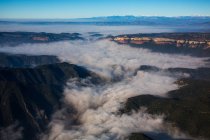 Nuvens em montanhas pacíficas — Fotografia de Stock