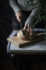 Mãos femininas cortando pão — Fotografia de Stock