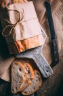Rustikale Brotlaibe und Scheiben — Stockfoto