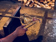 Обрізаний вид невизначеного скляного змішувача, що робить скляну вазу на заводі . — стокове фото