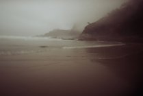 Mar tormentoso y playa - foto de stock