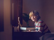 Мальчик с книгой сидит за столом — стоковое фото