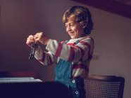 Niño sosteniendo llaves vintage - foto de stock