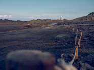 Costa rocciosa e torre faro — Foto stock