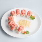 Rolo de sushi japonês decorado com molho — Fotografia de Stock
