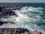 Волны разбиваются о скалы — стоковое фото