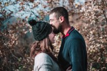 Couple embrassant dans les bois — Photo de stock