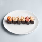Rouleau de sushi mélangé — Photo de stock
