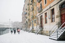Pessoas irreconhecíveis andando em uma cidade nevada em Bilbau, Espanha . — Fotografia de Stock