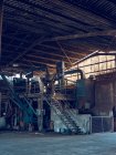 Vista para o interior de uma fábrica abandonada — Fotografia de Stock