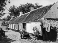 Esterno bianco e nero della casa con cortile e alberi da giardino nel villaggio, Belgio . — Foto stock