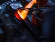 Крупним планом металеве опалення на ювелірному заводі — стокове фото