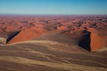 Песчаные дюны сухой пустыни — стоковое фото