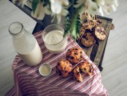 Leite e muffins com chocolate — Fotografia de Stock
