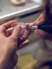 Зубной техник делает стоматологический лоток — стоковое фото