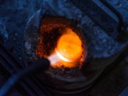 Calefacción de metal en la fábrica de joyas, primer plano . - foto de stock