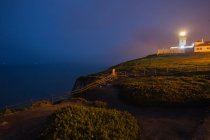 Освітлений маяк вночі — стокове фото