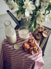 Milk and muffins with chocolate — Stock Photo