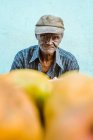 LA HABANA, CUBA - MAY 1, 2018: Serious black man with wrinkles on face looking at camera on street local market — Stock Photo