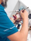 Стоматолог полірує зубний протез — стокове фото