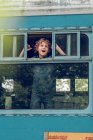 Мальчик, стоящий внутри старого поезда — стоковое фото