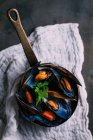 Boiled fresh mussels in saucepan — Stock Photo
