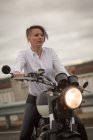 Жінка сидить на мотоциклі — стокове фото