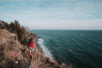 Donna a piedi sulla costa — Foto stock