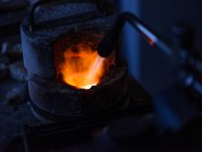 Calefacción de metal en la fábrica de joyas, primer plano - foto de stock
