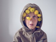 Мальчик с цветами в капюшоне — стоковое фото