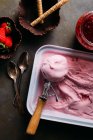 Смачні Полуничним морозивом — стокове фото