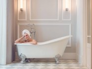 Красива молода жінка приймає ванну — стокове фото
