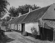 Esterno bianco e nero della casa con cortile e alberi da giardino nel villaggio, Belgio . — Foto stock