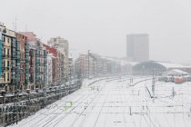 Железнодорожный вокзал, покрытый снегом в Бильбао, Испания . — стоковое фото