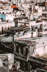 Bâtiments urbains endommagés et usés à Cuba placés dans un quartier dense — Photo de stock