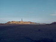 Башня маяка на вершине прибрежного холма — стоковое фото