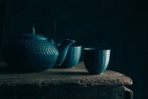 Синій чайник і чашки чаю — стокове фото