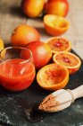 Un vaso de jugo de naranja sangriento - foto de stock