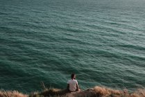 Человек смотрит на морской пейзаж — стоковое фото