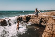 LA HABANA, CUBA - APRIL 24, 2018: Kids having fun in natural pool with cliffs — Stock Photo