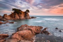 Скалы в море под драматическим небом — стоковое фото