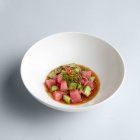 Salat mit frischem Thunfisch und Gemüse — Stockfoto