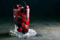 Свежие вишни в стакане со льдом — стоковое фото