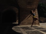 Mujer bailando ballet en la calle - foto de stock