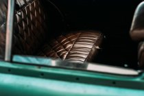 Assise arrière en cuir marron foncé dans une vieille voiture vintage — Photo de stock