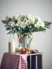 Fiori bianchi e colazione — Foto stock