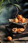 Loquats freschi su piatti — Foto stock