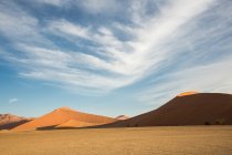 Nuvole che galleggiano sul deserto — Foto stock
