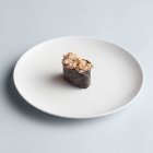 Суши из Маки с лососем на тарелке — стоковое фото